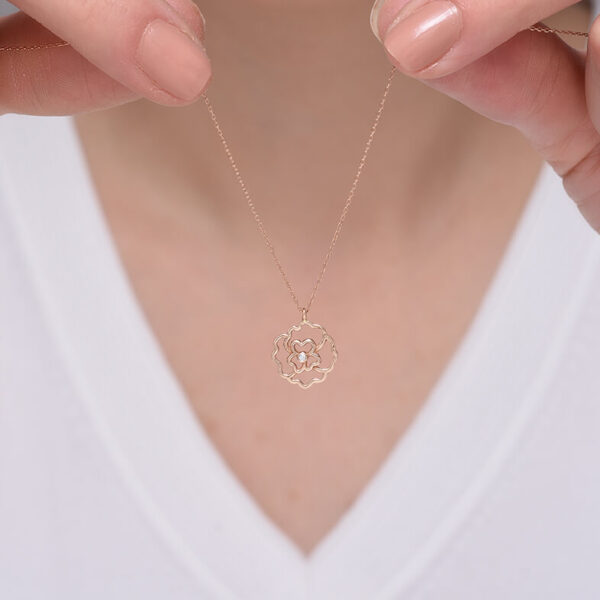 Çiçek pırlanta ve altın kolye