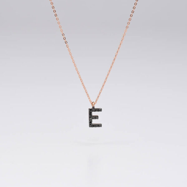 E harf siyah pırlanta ve altın kolye