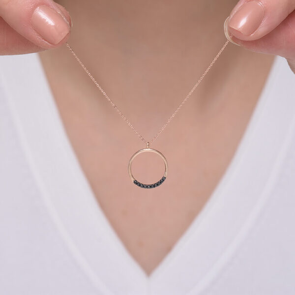 Yuvarlak siyah pırlanta ve altın kolye