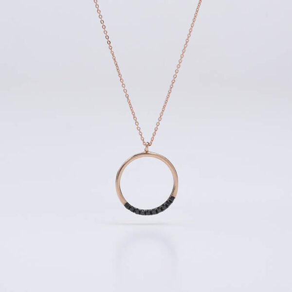 Yuvarlak siyah pırlanta ve altın kolye