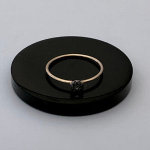 Minik Yuvarlak Siyah Pırlanta Yüzük