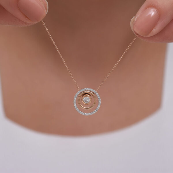 Üç yuvarlak pırlanta ve altın kolye