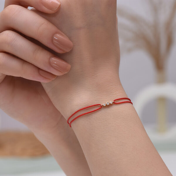 Üç Taş Pırlanta ve Altın İp Bileklik