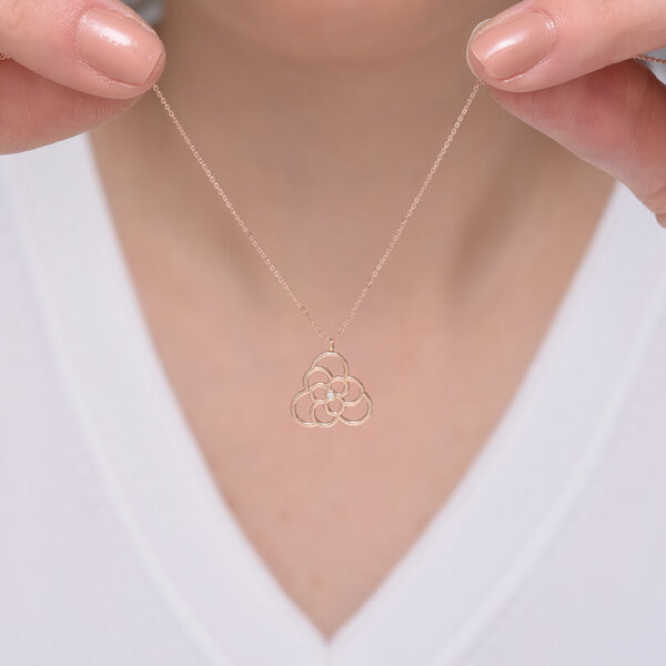 Çiçek pırlanta ve altın kolye