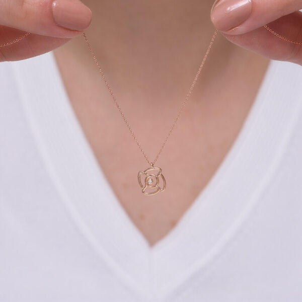 Çiçek pırlanta ve altın kolye